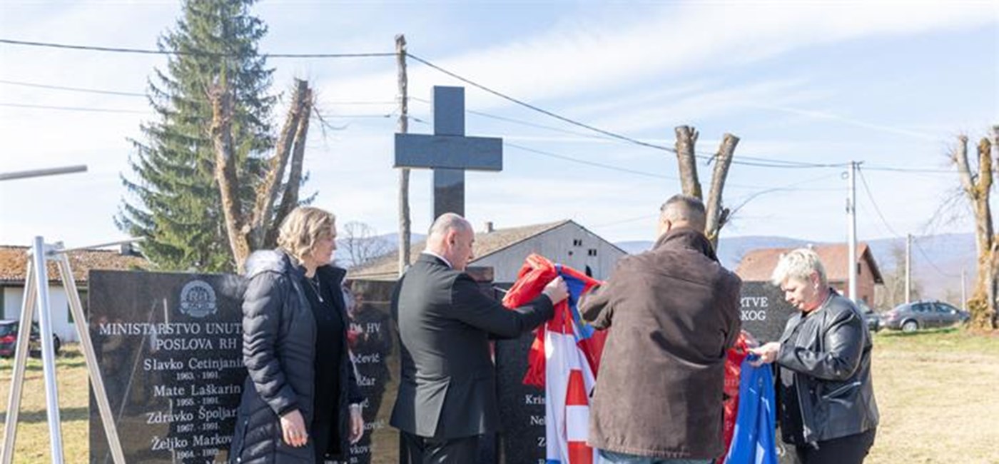Medved otkrio spomenik 29-orici hrvatskih branitelja, redarstvenika i civila